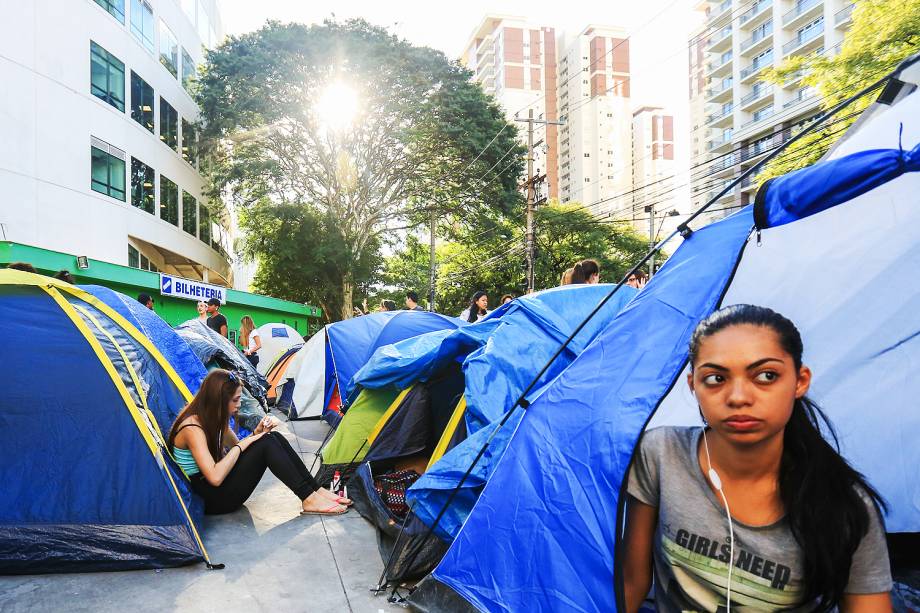 Acampamento instalado em frente ao portão da Pista Premium, no Allianz Parque - 29/03/2017