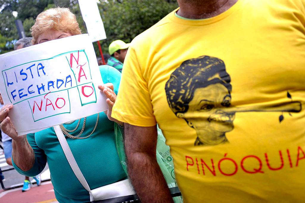 Na Avenida Paulista, manifesta&ccedil;&atilde;o organizada pelos movimentos sociais MBL (Movimento Brasil Livre) e "Vem Pra Rua", que tamb&eacute;m aconteceu em outras cidades do Brasil