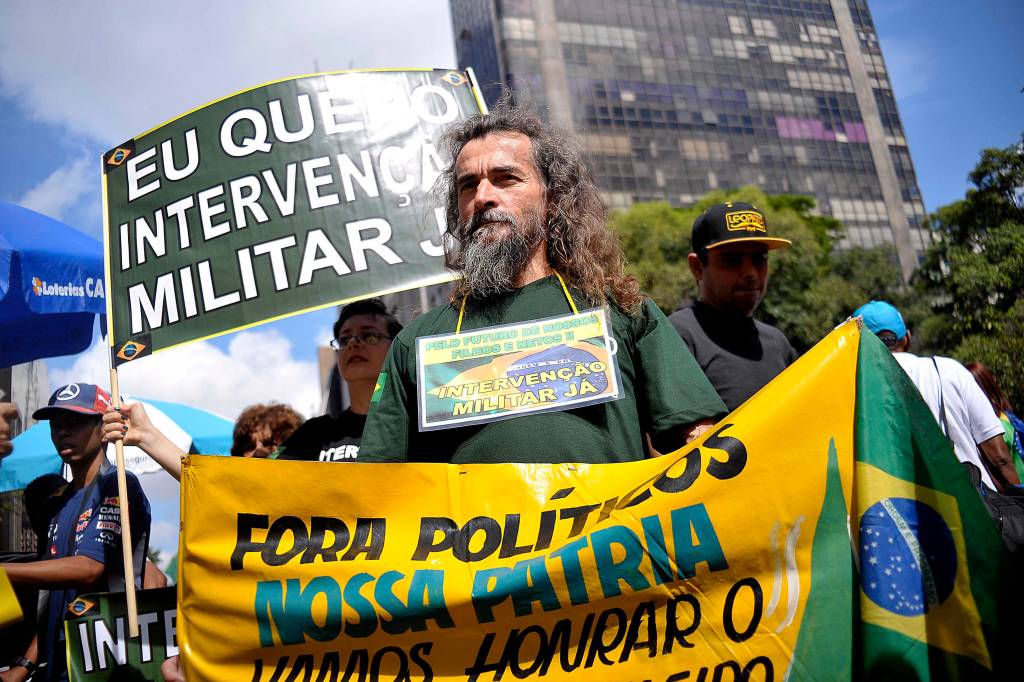 Na Avenida Paulista, manifesta&ccedil;&atilde;o organizada pelos movimentos sociais MBL (Movimento Brasil Livre) e "Vem Pra Rua", que tamb&eacute;m aconteceu em outras cidades do Brasil