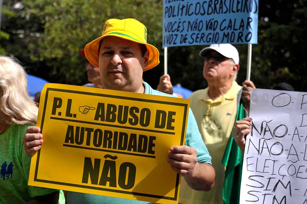 Na Avenida Paulista, manifesta&ccedil;&atilde;o organizada pelos movimentos sociais MBL (Movimento Brasil Livre) e "Vem Pra Rua", que tamb&eacute;m aconteceu em outras cidades do Brasil