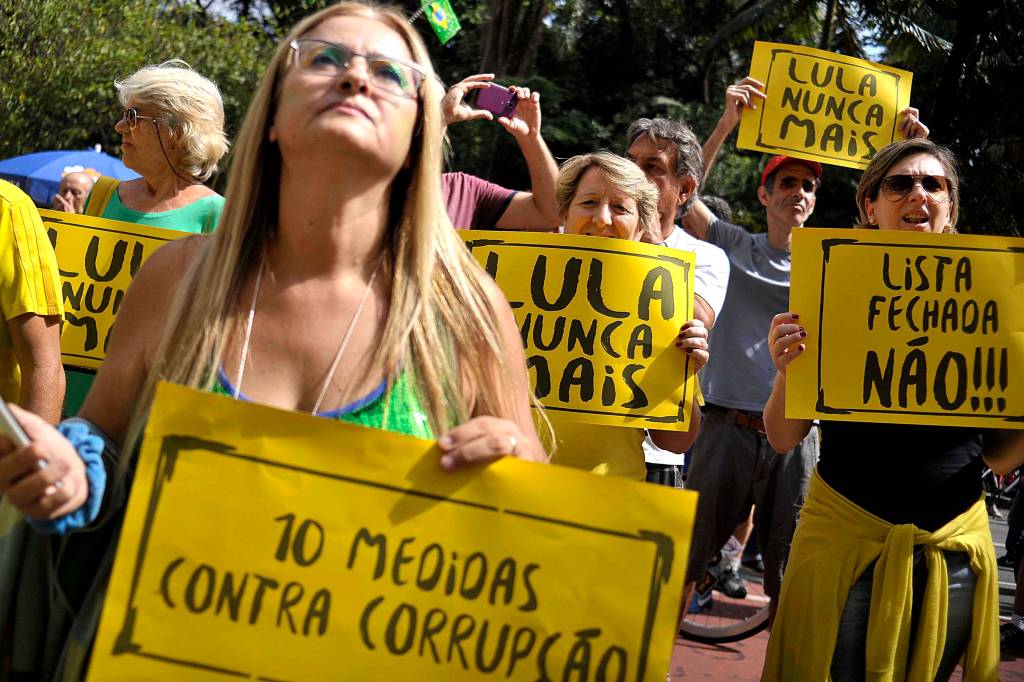 Na Avenida Paulista, manifesta&ccedil;&atilde;o organizada pelos movimentos sociais MBL (Movimento Brasil Livre) e "Vem Pra Rua", que tamb&eacute;m aconteceu em outras cidades do Brasil
