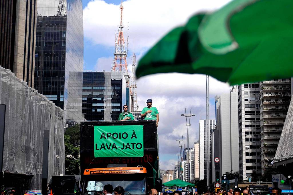 Na Avenida Paulista, manifesta&ccedil;&atilde;o organizada pelos movimentos sociais MBL (Movimento Brasil Livre) e "Vem Pra Rua", que tamb&eacute;m aconteceu em outras cidades do Brasil