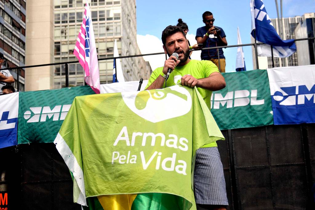 Na Avenida Paulista, manifesta&ccedil;&atilde;o organizada pelos movimentos sociais MBL (Movimento Brasil Livre) e "Vem Pra Rua", que tamb&eacute;m aconteceu em outras cidades do Brasil. Alguns protestavam &agrave; favor da legaliza&ccedil;&atilde;o das armas