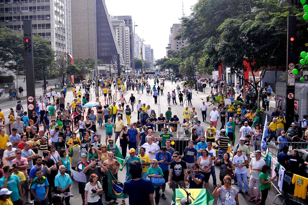 Na Avenida Paulista, manifesta&ccedil;&atilde;o organizada pelos movimentos sociais MBL (Movimento Brasil Livre) e "Vem Pra Rua", que tamb&eacute;m aconteceu em outras cidades do Brasil