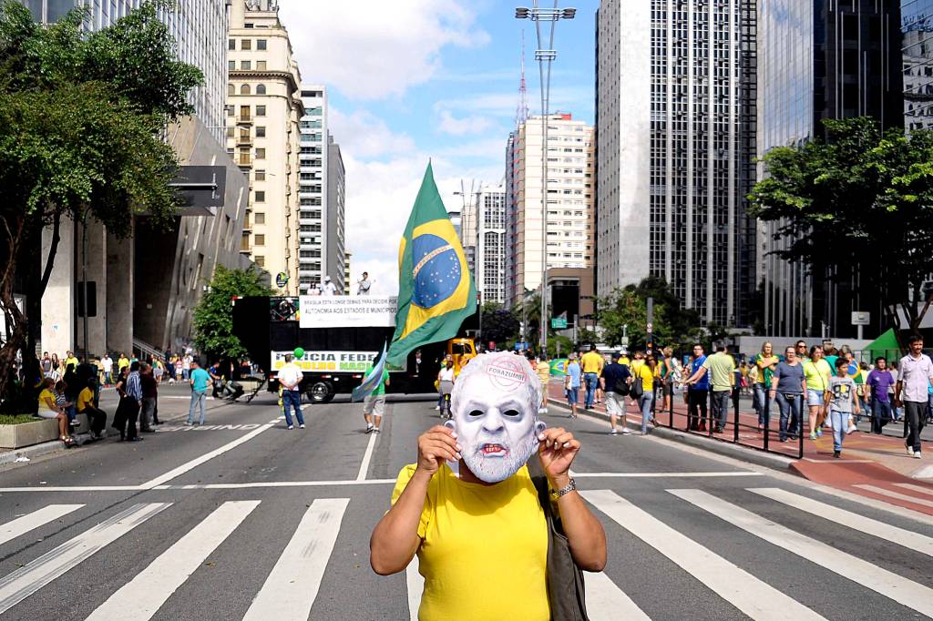 Na Avenida Paulista, manifesta&ccedil;&atilde;o organizada pelos movimentos sociais MBL (Movimento Brasil Livre) e "Vem Pra Rua", que tamb&eacute;m aconteceu em outras cidades do Brasil