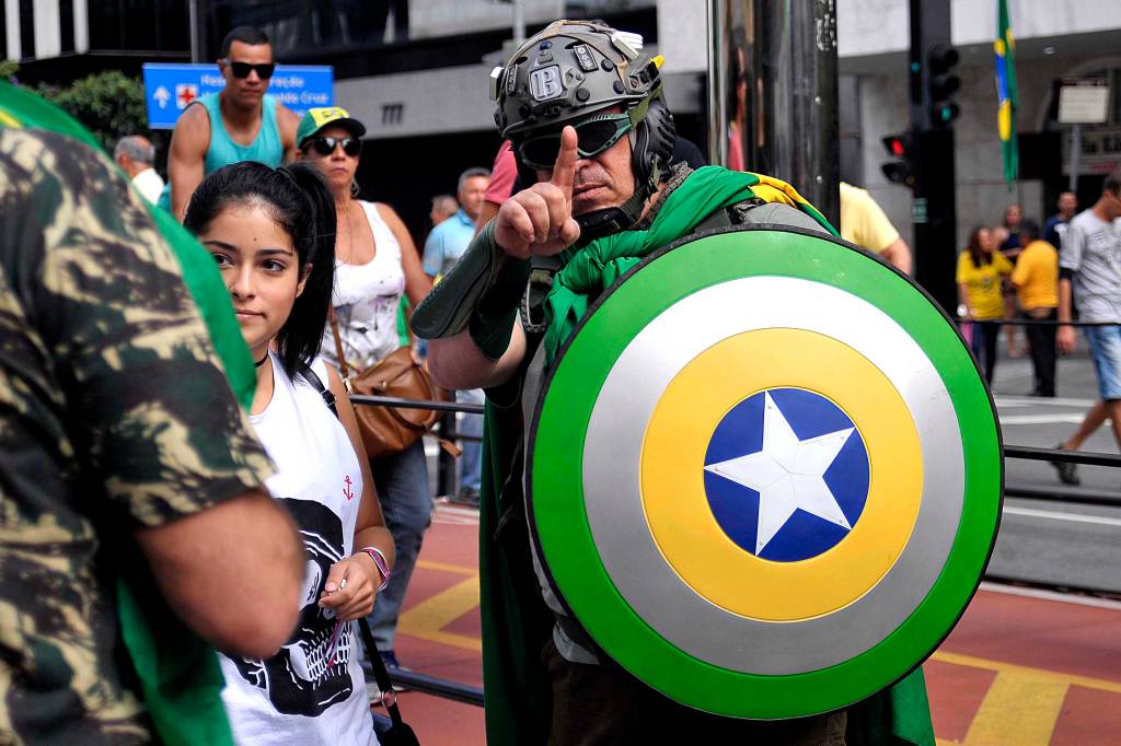 Na Avenida Paulista, manifesta&ccedil;&atilde;o organizada pelos movimentos sociais MBL (Movimento Brasil Livre) e "Vem Pra Rua", que tamb&eacute;m aconteceu em outras cidades do Brasil