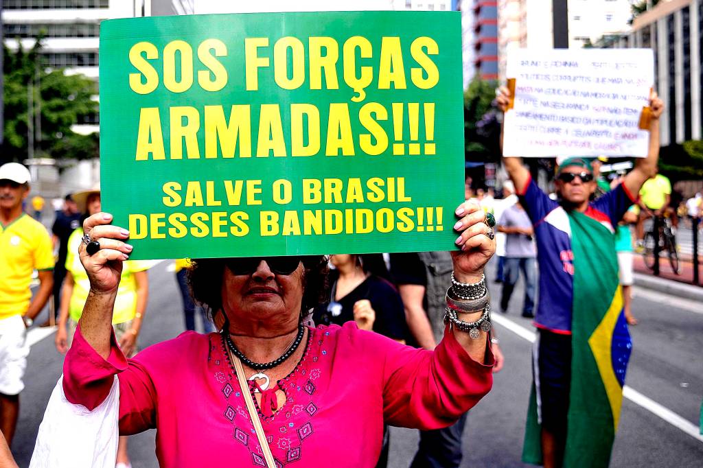 Na Avenida Paulista, manifesta&ccedil;&atilde;o organizada pelos movimentos sociais MBL (Movimento Brasil Livre) e "Vem Pra Rua", que tamb&eacute;m aconteceu em outras cidades do Brasil