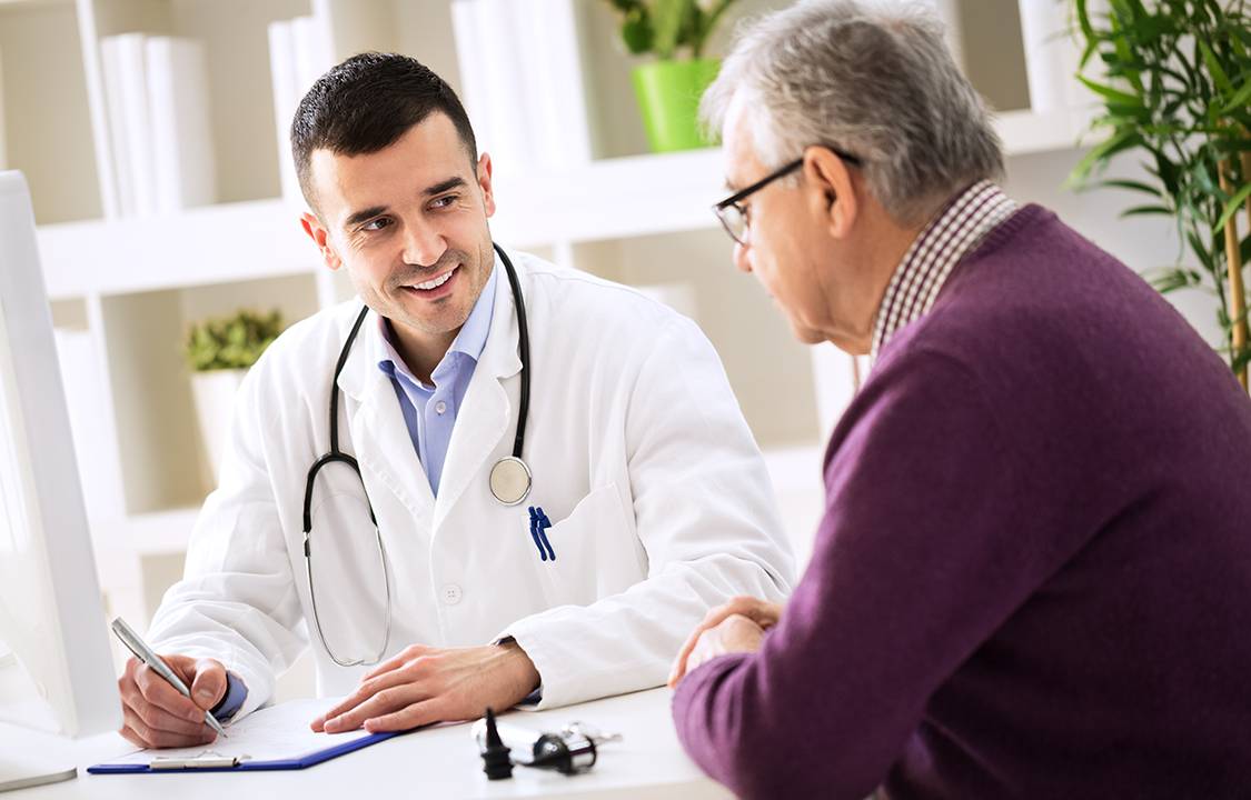 Idoso em consulta médica