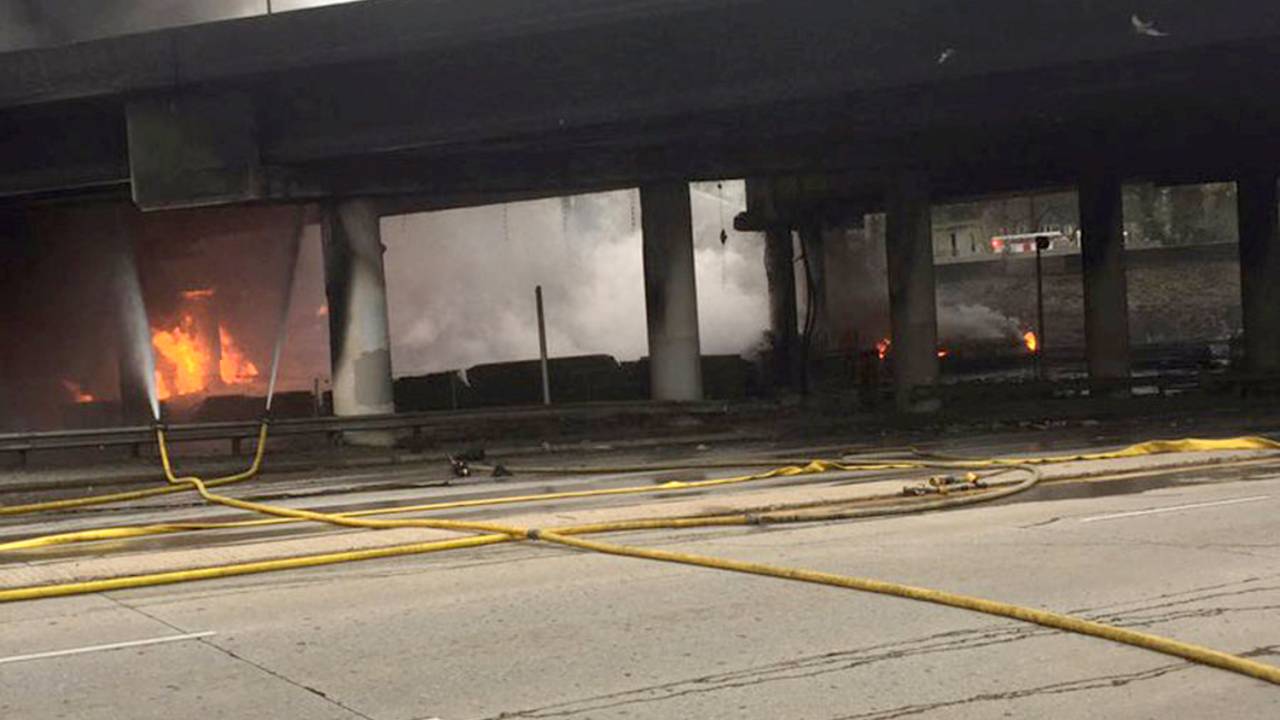 Incêndio em uma rodovia em Atlanta, nos Estados Unidos