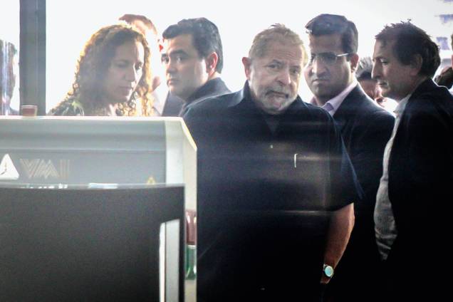 Também em março, é alvo de uma condução coercitiva durante a 24ª fase da Operação Alethéia, braço da Lava Jato. Na ocasião, a PF busca o ex-presidente em seu apartamento, em São Bernardo do Campo, e o obriga a depor, no Aeroporto de Congonhas por quase quatro horas. Na mira da PF, estão o tríplex do Guarujá, supostamente reformado e mobiliado por empresários da empreiteira OAS, o sítio em Atibaia, também reformado e equipado para o uso de Lula e sua família, e os milhões de reais que as empresas envolvidas no escândalo repassaram À LILS, empresa de palestras de Lula. Também em março, é alvo de uma condução coercitiva durante a 24ª fase da Operação Alethéia, braço da Lava Jato. Na ocasião, a PF busca o ex-presidente em seu apartamento, em São Bernardo do Campo, e o obriga a depor, no Aeroporto de Congonhas por quase quatro horas. Na mira da PF, estão o tríplex do Guarujá, supostamente reformado e mobiliado por empresários da empreiteira OAS, o sítio em Atibaia, também reformado e equipado para o uso de Lula e sua família, e os milhões de reais que as empresas envolvidas no escândalo repassaram À LILS, empresa de palestras de Lula.