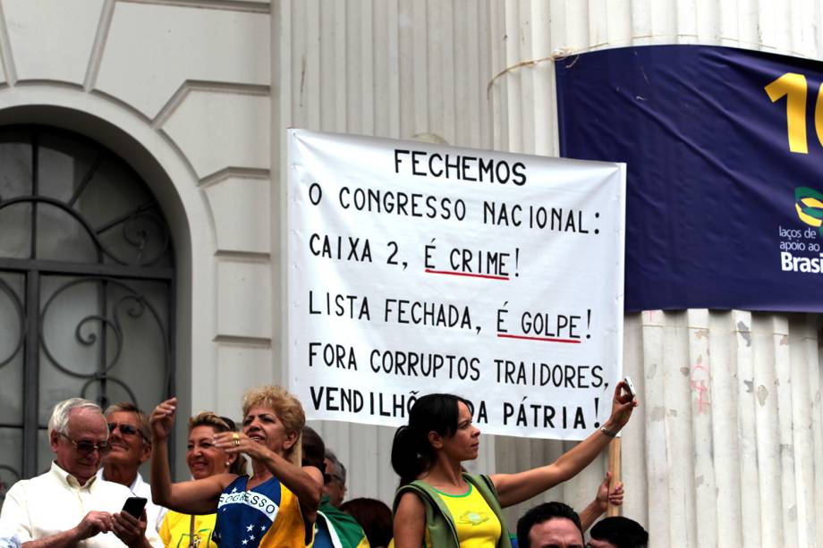 Em Curitiba, a concentração esta sendo em frente a UFPR. Na tarde deste domingo (26), os manifestantes sairão em passeata até a "Boca Maldita"