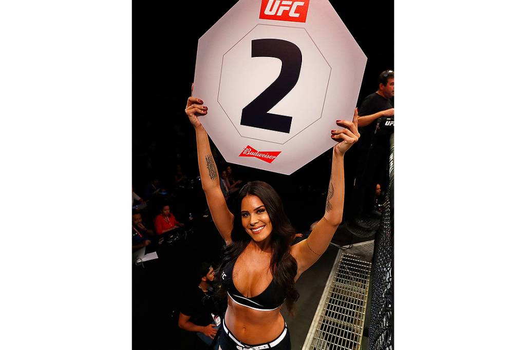 A ring girl do UFC, Camila Oliveira durante a edi&ccedil;&atilde;o 106 do UFC Fight Night, no CFO &ndash; Centro de Forma&ccedil;&atilde;o Ol&iacute;mpica, em Fortaleza - 11/03/2017