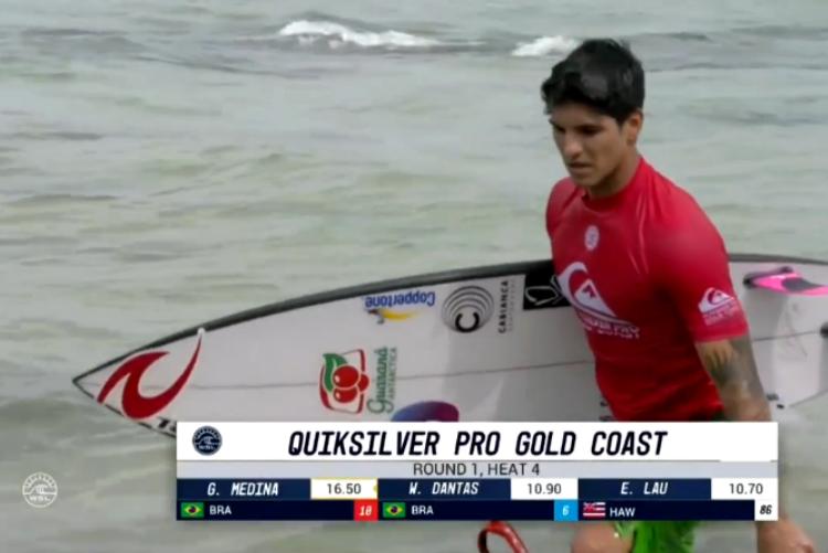 Gabriel Medina deixou a praia de Gold Coast com dores no joelho