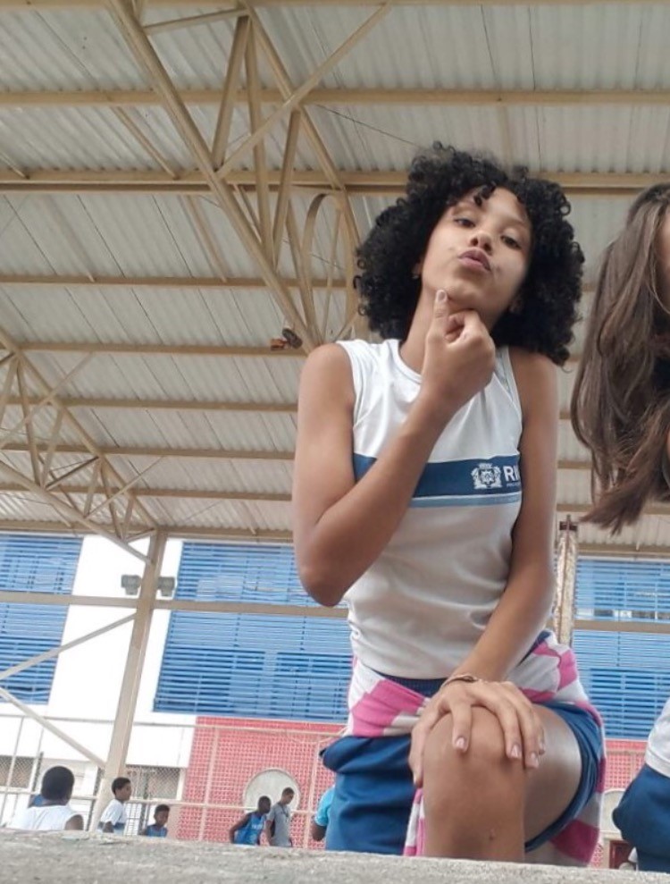 Maria Eduarda na quadra onde foi atingida minutos antes de ser morta