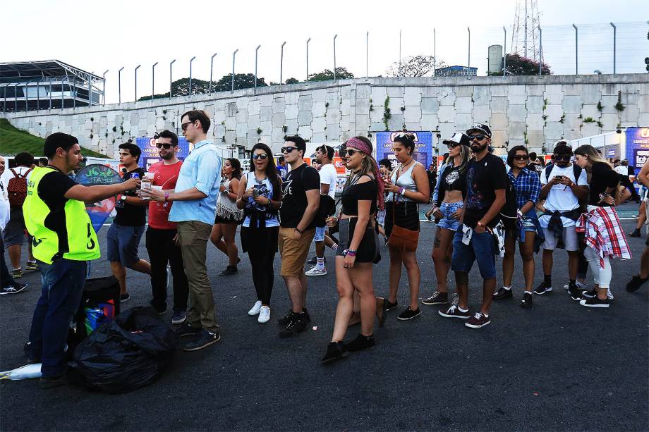 Segundo dia de Lollapalooza têm novamente filas enormes para comprar bebidas