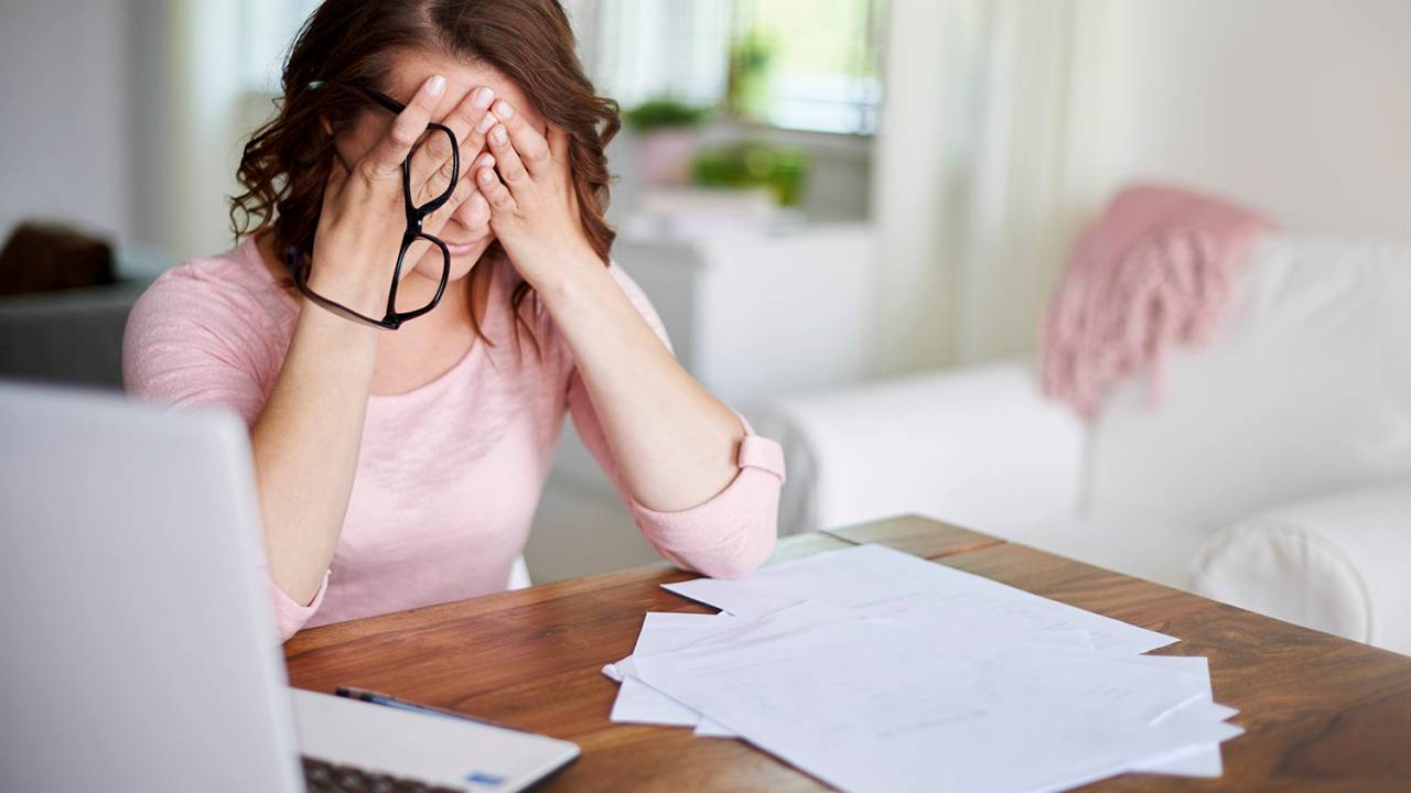 Mulher estressada no trabalho