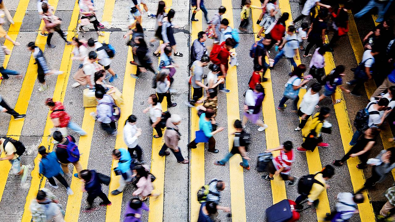 Pessoas atravessando a rua