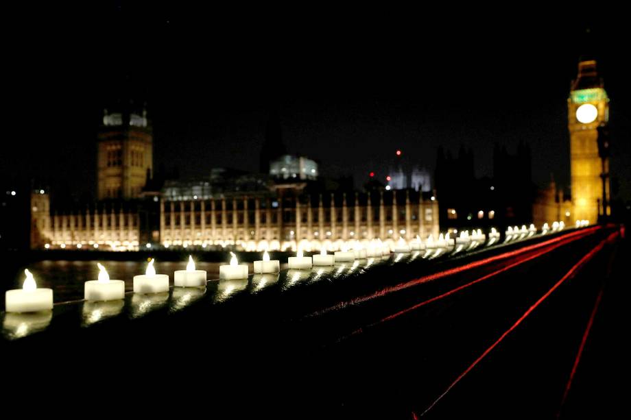 Um dia após o atentado em Londres, Inglaterra, velas são colocadas na ponte Westminster, onde o tiroteio aconteceu, como forma de homenagem aos mortos - 23/03/2017