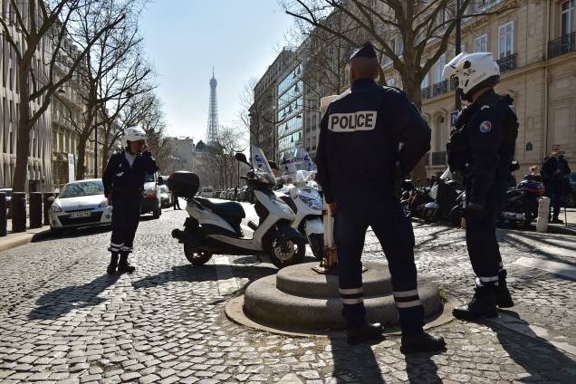 Polícia realiza operação nos arredores dos escritórios do Fundo Monetário Internacional (FMI), após um envelope-bomba explodir no local em Paris, na França - 16/03/2017 Polícia realiza operação nos arredores dos escritórios do Fundo Monetário Internacional (FMI), após um envelope-bomba explodir no local em Paris, na França - 16/03/2017