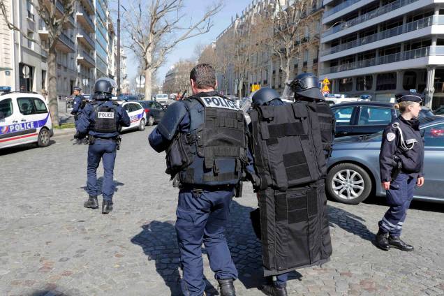 Polícia realiza operação nos arredores dos escritórios do Fundo Monetário Internacional (FMI), após um envelope-bomba explodir no local em Paris, na França - 16/03/2017 Polícia realiza operação nos arredores dos escritórios do Fundo Monetário Internacional (FMI), após um envelope-bomba explodir no local em Paris, na França - 16/03/2017