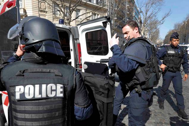 Polícia realiza operação nos arredores dos escritórios do Fundo Monetário Internacional (FMI), após um envelope-bomba explodir no local em Paris, na França - 16/03/2017 Polícia realiza operação nos arredores dos escritórios do Fundo Monetário Internacional (FMI), após um envelope-bomba explodir no local em Paris, na França - 16/03/2017
