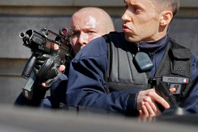 Polícia realiza operação nos arredores dos escritórios do Fundo Monetário Internacional (FMI), após um envelope-bomba explodir no local em Paris, na França - 16/03/2017 Polícia realiza operação nos arredores dos escritórios do Fundo Monetário Internacional (FMI), após um envelope-bomba explodir no local em Paris, na França - 16/03/2017