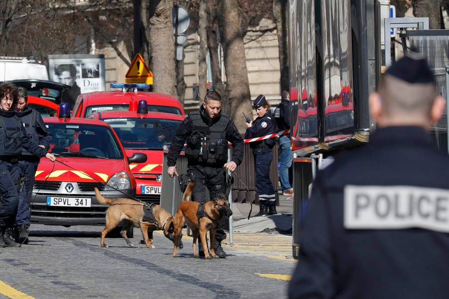 Polícia realiza operação nos arredores dos escritórios do Fundo Monetário Internacional (FMI), após um envelope-bomba explodir no local em Paris, na França - 16/03/2017