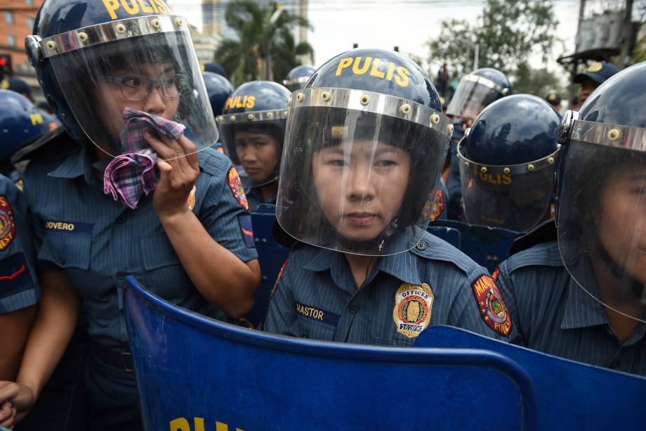 Equipe feminina da da polícia de Manila participa de ato para marcar o Dia Internacional da Mulher nos arredores da embaixada dos Estados Unidos, nas Filipinas - 08/03/2017