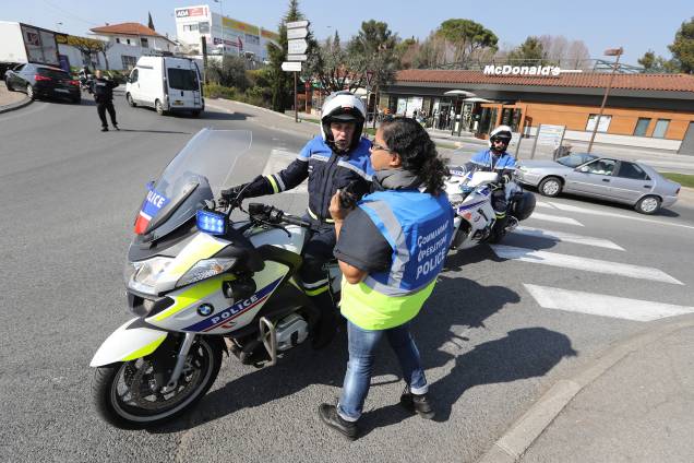 Policiais controlam o tráfego nos arredores do Liceu Tocqueville, em Grasse, após um tiroteio ocorrido na escola, na França - 16/03/2017 Policiais controlam o tráfego nos arredores do Liceu Tocqueville, em Grasse, após um tiroteio ocorrido na escola, na França - 16/03/2017