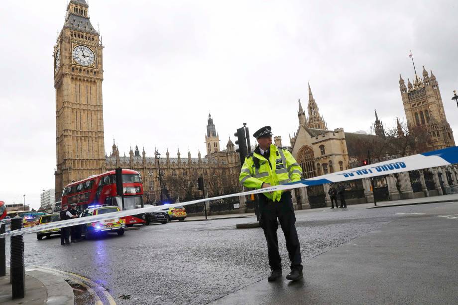 Polícia isola área nos arredores da Praça do Parlamento depois de relatos de tiros no local, em Londres - 22/03/2017