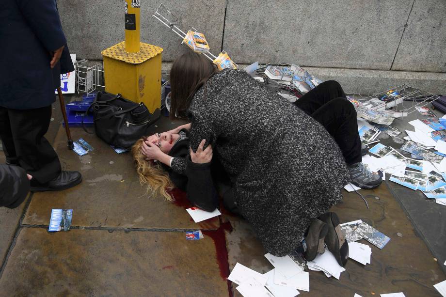 Mulher fica ferida após incidente com tiros na ponte de Westminster em Londres - 22/03/2017