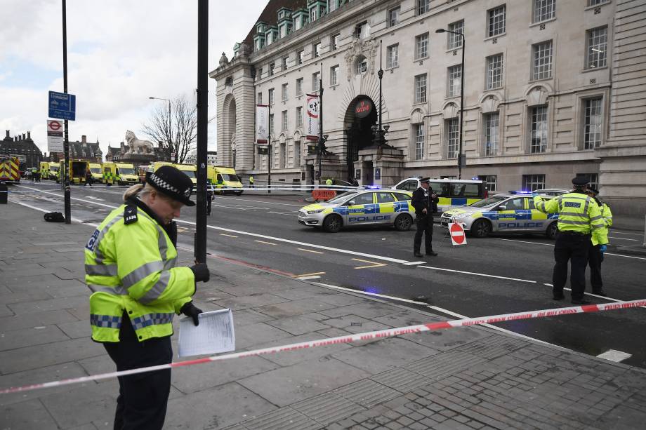 Polícia isola a área após incidente com tiros nos arredores do Parlamento em Londres - 22/03/2017