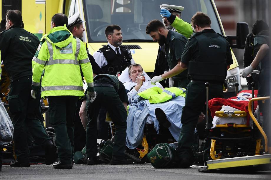 Paramédicos atendem uma pessoa ferida após incidente com tiros na ponte de Westminster em Londres - 22/03/2017