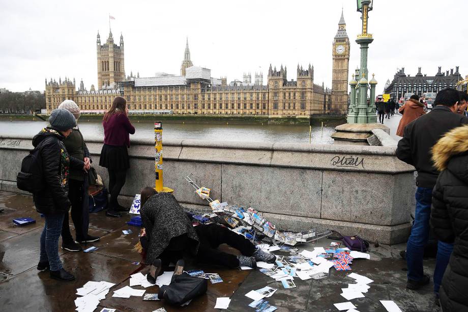 Pessoas tentam ajudar ferida em tiroteio em Londres nesta quarta-feira (22)