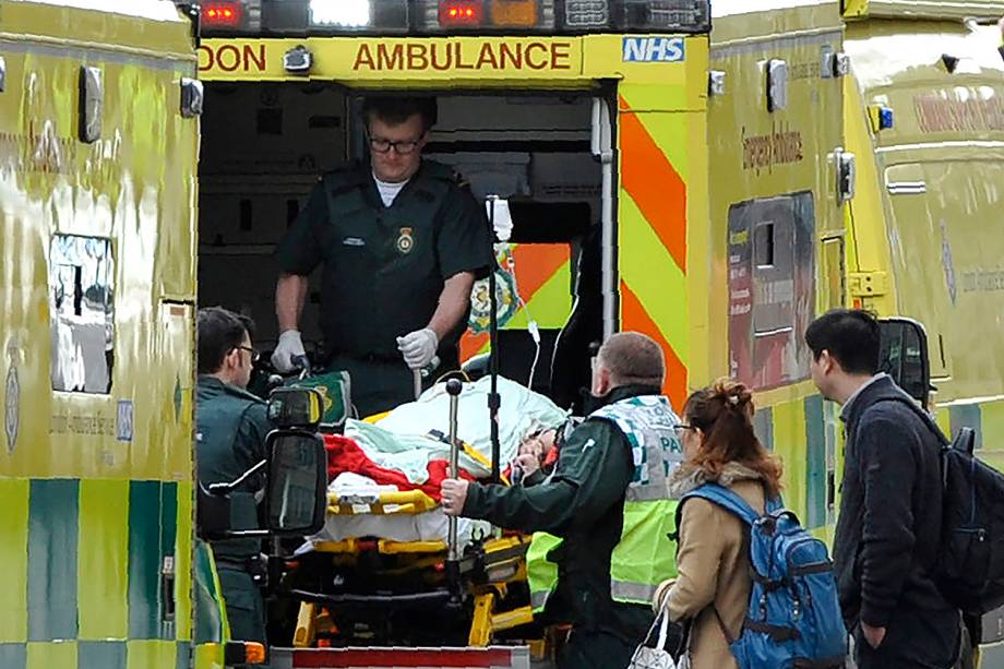 Paramédicos atendem uma pessoa ferida após incidente com tiros na ponte de Westminster em Londres - 22/03/2017