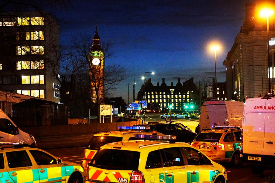 Polícia isola a área após incidente com tiros nos arredores do Parlamento em Londres - 22/03/2017