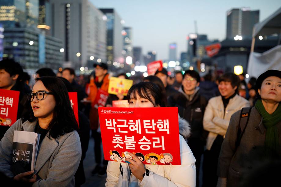 Manifestantes protestam contra a presidente Park Geun-hye, na Coreia do Sul Manifestantes protestam contra a presidente Park Geun-hye, na Coreia do Sul