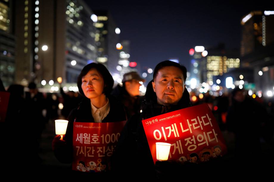Manifestantes protestam contra a presidente Park Geun-hye, na Coreia do Sul, com cartazes que dizem "Essa é a nossa nação, isso é justiça" Manifestantes protestam contra a presidente Park Geun-hye, na Coreia do Sul, com cartazes que dizem "Essa é a nossa nação, isso é justiça"