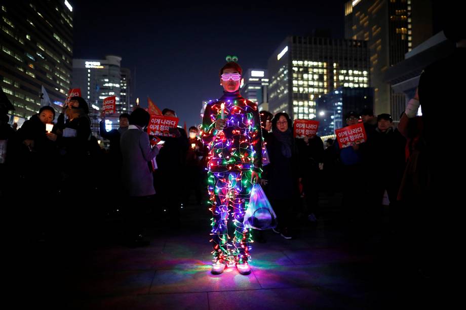 Manifestantes protestam contra a presidente Park Geun-hye, na Coreia do Sul Manifestantes protestam contra a presidente Park Geun-hye, na Coreia do Sul