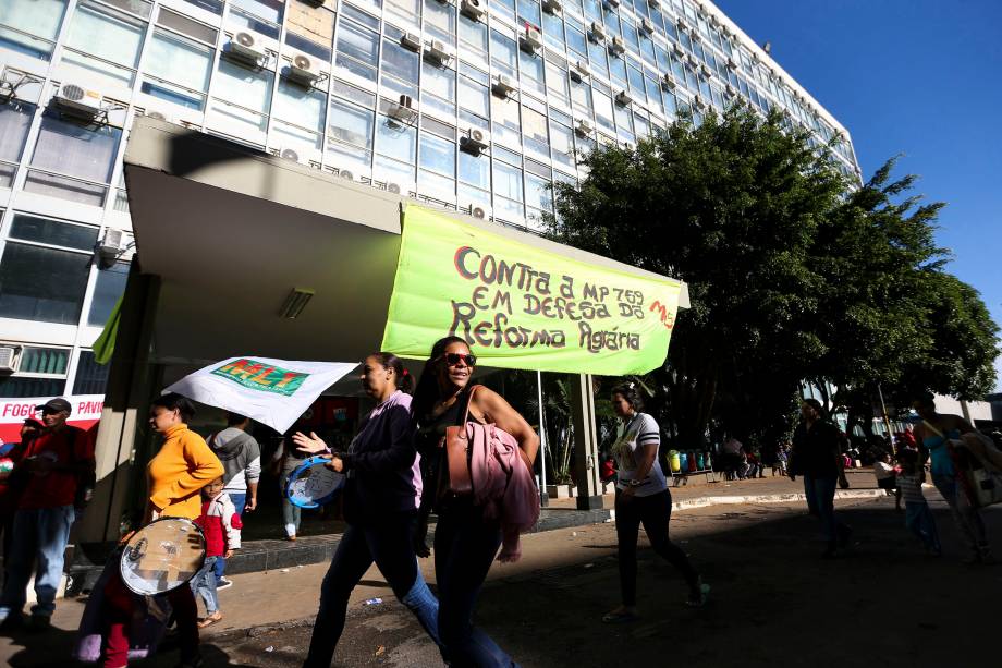 Movimentos sociais e de trabalhadores ocupam o Ministério da Fazenda, em Brasília, contra às reformas na Previdência propostas pelo governo Michel Temer - 15/03/2017