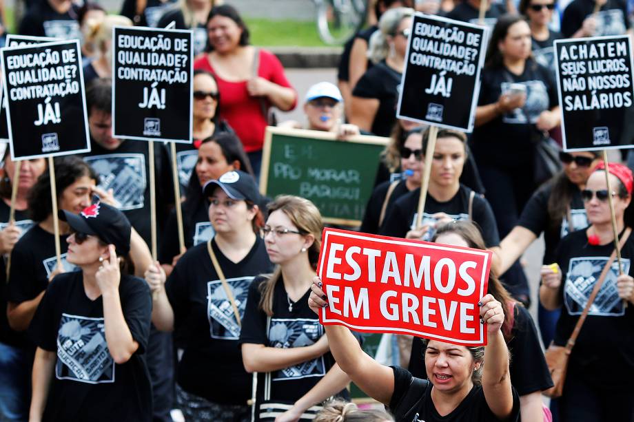 Trabalhadores de vários setores aderem ao Dia Nacional de Mobilização e fazem uma caminhada em protesto contra a reforma da Previdência em direção ao Palácio do Governo do Estado, em Curitiba (PR) - 15/03/2017