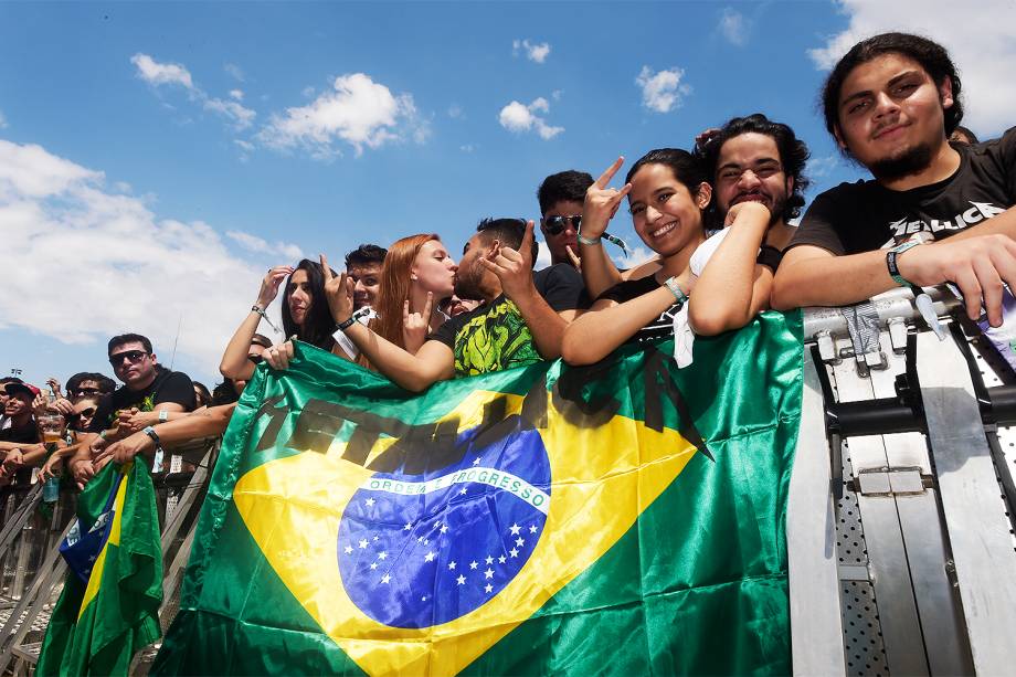 Fãs de Metallica aguardam na grade do palco principal pelo show mais esperado do primeiro dia da 6ª edição do Lollapalooza