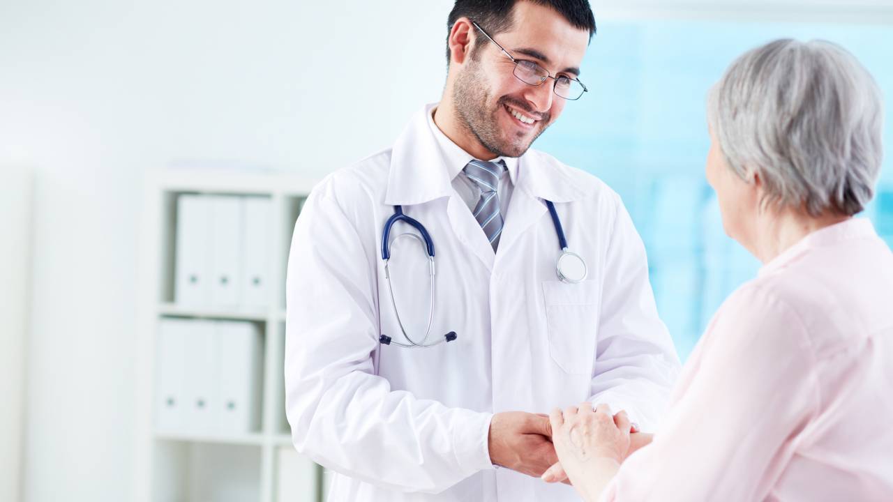 Médico falando com paciente