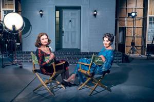 AMOR E ÓDIO - Susan Sarandon e Jessica Lange posam nas filmagens de 'Feud': sorrisos dissimulados diante das câmeras, caneladas sem trégua nos bastidores