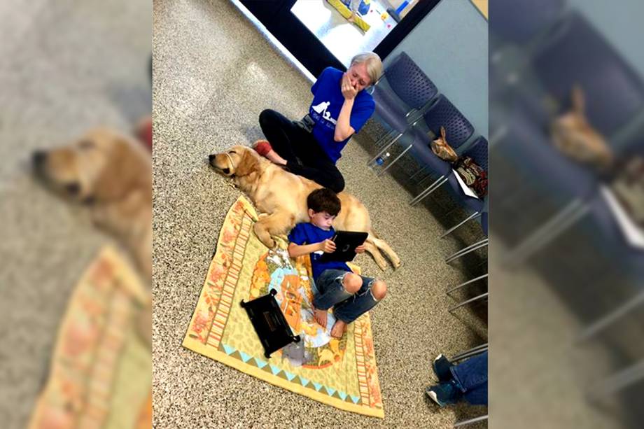 Kainoa Niehaus e sua mãe no dia em que o menino, que tem autismo, se encontrou pela primeira vez com seu cachorro, Tornado.