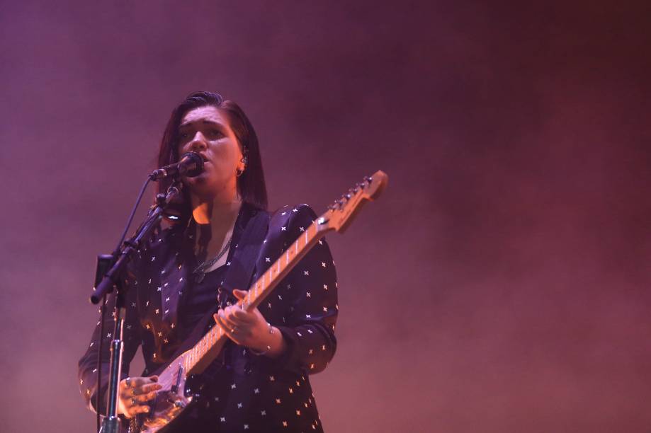 Romy Madley Croft da banda britânica The xx, na primeira noite do Lollapalooza, no autódromo de Interlagos