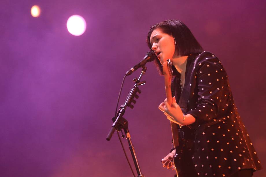 Romy Madley Croft da banda britânica The xx, na primeira noite do Lollapalooza, no autódromo de Interlagos