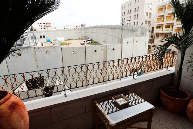 Imagem capturada a partir de uma das janelas do hotel Walled Off, aberto pelo artista britânico Banksy, na Cisjordânia - 03/03/2017 Imagem capturada a partir de uma das janelas do hotel Walled Off, aberto pelo artista britânico Banksy, na Cisjordânia - 03/03/2017