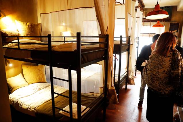 Visitantes em um dos quartos do hotel Walled Off, aberto pelo artista britânico Banksy, na Cisjordânia - 03/03/2017 Visitantes em um dos quartos do hotel Walled Off, aberto pelo artista britânico Banksy, na Cisjordânia - 03/03/2017
