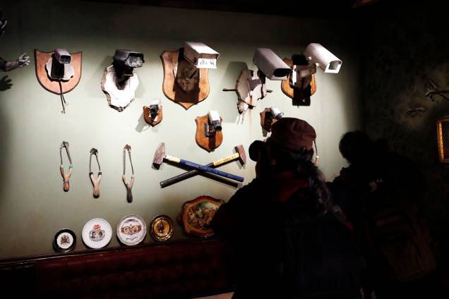 Câmeras de vigilância e estilingues, que marcaram a intifada palestina, nas paredes do hotel Walled Off, do artista britânico Banksy, na Cisjordânia - 03/03/2017 Câmeras de vigilância e estilingues, que marcaram a intifada palestina, nas paredes do hotel Walled Off, do artista britânico Banksy, na Cisjordânia - 03/03/2017
